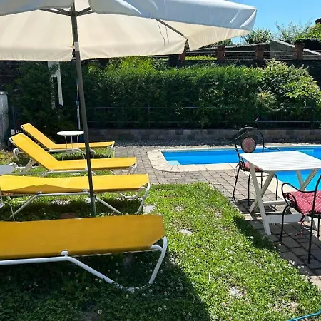 Lucy With Shared Pool Cambiasca